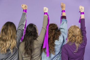 grupo-mujeres-activistas-protestando-juntas